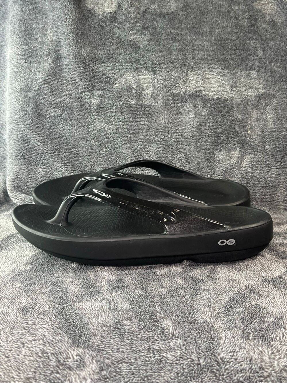 OOFOS OOlala Luxe Glossy Black Recovery Sandals Women Size 10 EU 41⁠